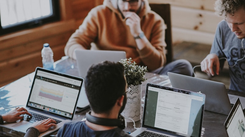 現実に向き合う男性